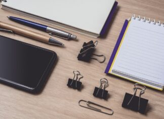 Jakie wyposażenie biurka wpływa na efektywność pracy? Jakie wyposażenie biurka wpływa na efektywność pracy